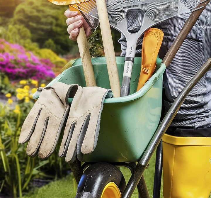 Un jardinier paysagiste dispose des outils et des compétences nécessaires pour embellir votre espace extérieur.